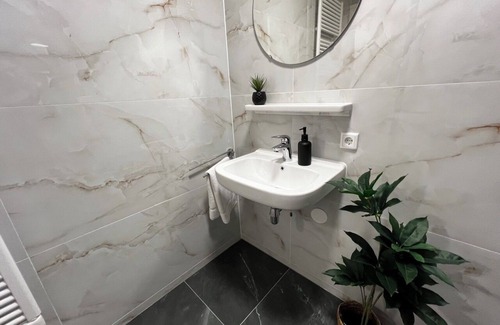 Goirle Apartment | Spacious stay with parking, WiFi, and garden views. Close to nature reserves and shops. Sleeps four.