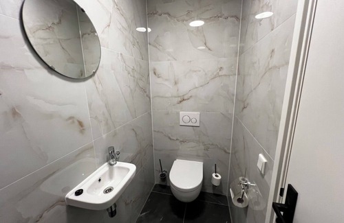 Goirle Apartment | Spacious stay with parking, WiFi, and garden views. Close to nature reserves and shops. Sleeps four.