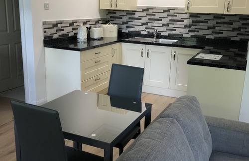 Roybridge Apartment | Spacious Studio Apartment with en-suite, full kitchen and private entrance