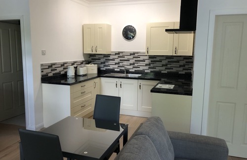 Roybridge Apartment | Spacious Studio Apartment with en-suite, full kitchen and private entrance