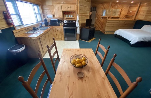 McMillan House | Spacious Studio apartment. Private parking w/garage.