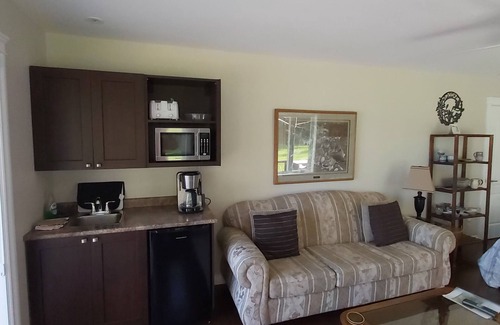 North Saanich Apartment | Spacious Studio close to Sidney by the Sea and 25 mins to Victoria