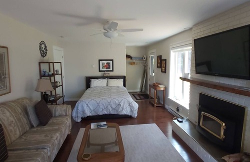 North Saanich Apartment | Spacious Studio close to Sidney by the Sea and 25 mins to Victoria