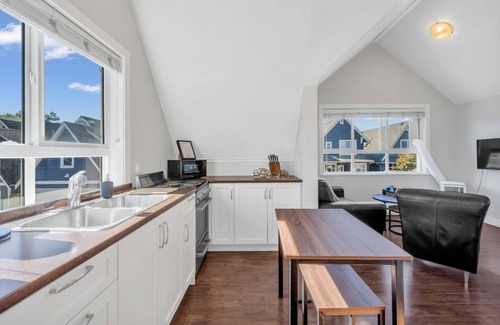 Queensborough Apartment | Spacious Studio Loft in Queensborough