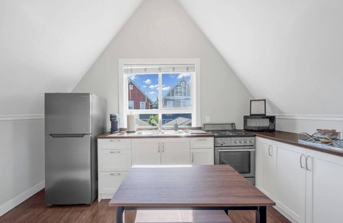Queensborough Apartment | Spacious Studio Loft in Queensborough