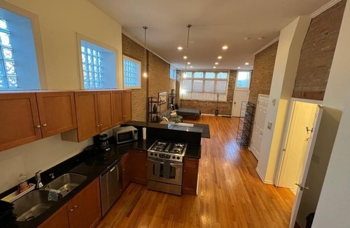 Woodlawn Apartment | Spacious Studio condo in Woodlawn. Steps from Hyde Park
