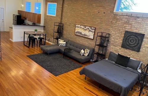 Woodlawn Apartment | Spacious Studio condo in Woodlawn. Steps from Hyde Park