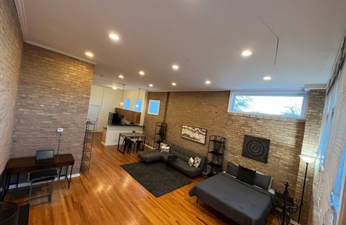 Woodlawn Apartment | Spacious Studio condo in Woodlawn. Steps from Hyde Park