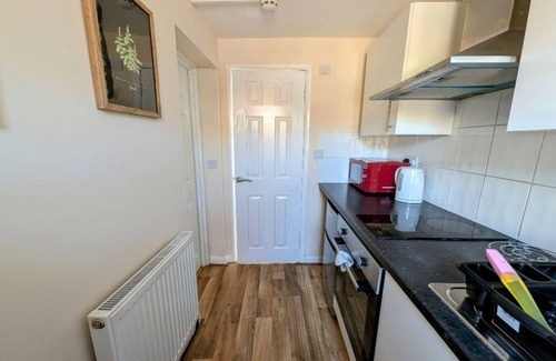 London Borough of Hounslow Apartment | Spacious Studio with Private Kitchen and Bathroom Close to Heathrow Airport