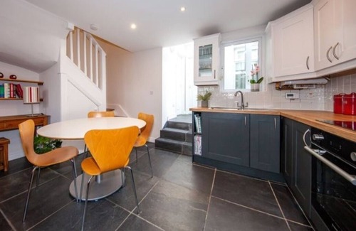 Portobello House | Spacious & Stylish 1BD Cottage—Portobello Dublin!