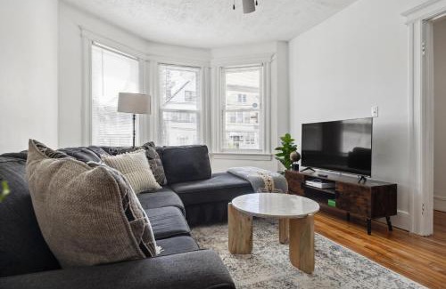 Jersey City Apartment | Spacious & Stylish 2BR Apartment Near Manhattan