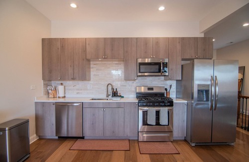 East Garfield Park Apartment | Spacious/Stylish Apt Near Med District/West Loop