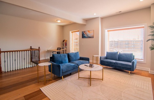 East Garfield Park Apartment | Spacious/Stylish Apt Near Med District/West Loop