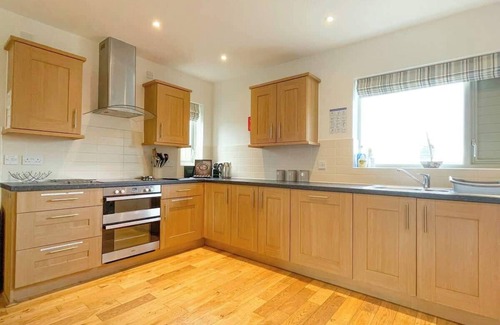 Portland House | Spacious & stylish holiday home, sea views!