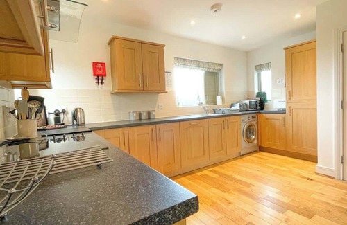 Portland House | Spacious & stylish holiday home, sea views!