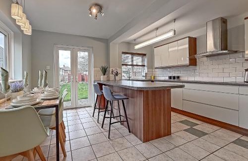 Tea Green House | SPACIOUS STYLISH HOME, Foosball Table, FREE PARKING, Driveway, Garden & LAUNDRY ROOM, 2 DOUBLE BEDROOMS & LED Media wall