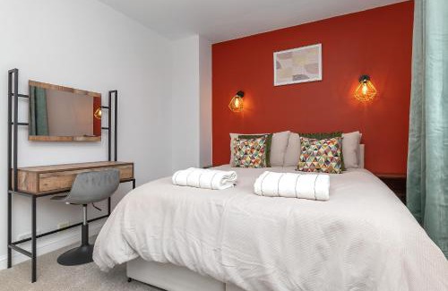 Tea Green House | SPACIOUS STYLISH HOME, Foosball Table, FREE PARKING, Driveway, Garden & LAUNDRY ROOM, 2 DOUBLE BEDROOMS & LED Media wall