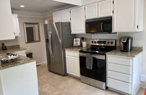 Harlow House | Spacious, Stylish, Quiet, Two Bedroom - Autzen/Oakway/Kid-Friendly