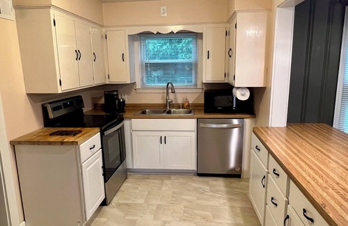 Wauwatosa House | Spacious, Stylish Retreat. Cozy and Quiet. Centrally located 3 bed Ranch