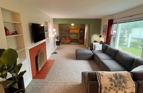 Wauwatosa House | Spacious, Stylish Retreat. Cozy and Quiet. Centrally located 3 bed Ranch