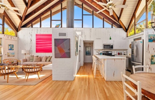 Seaview House | Spacious & Stylish Seaview House available July 2025