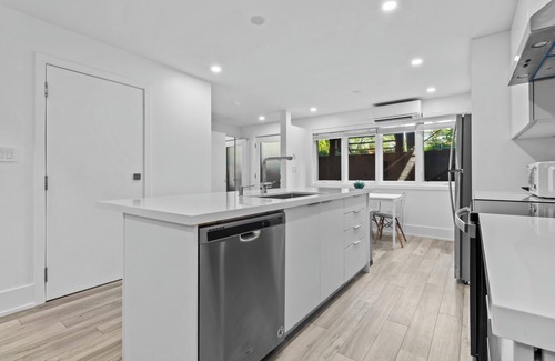 Lambton House | Spacious & Stylish Walk-Out - SuperHost