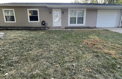 Lafayette House | Spacious suburb home close to lots of restaurants, Downtown, and Purdue!