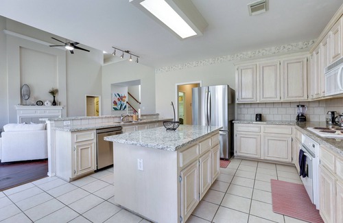 Sugar Land House | Spacious Sugar Land Home w/Yard & Pool Access!