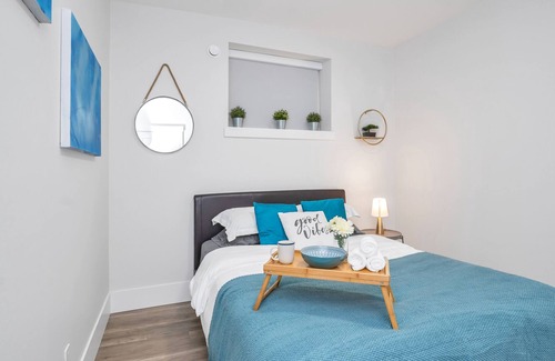 Guildford Apartment | Spacious suite minutes to Vancouver