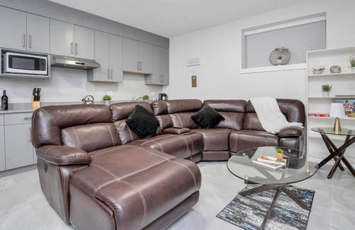 Guildford Apartment | Spacious suite minutes to Vancouver