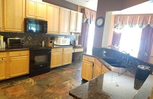 Southside House | SPACIOUS SUITE: PEACEFUL, CLEAN & NICE DECORD