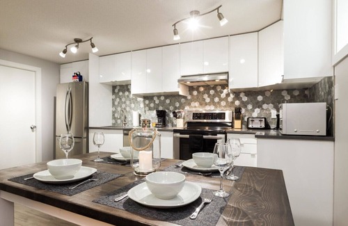 Southwest Edmonton House | ★Spacious Suite ★ Sanitized ★ WiFi ★ Netflix ✔Long Stays