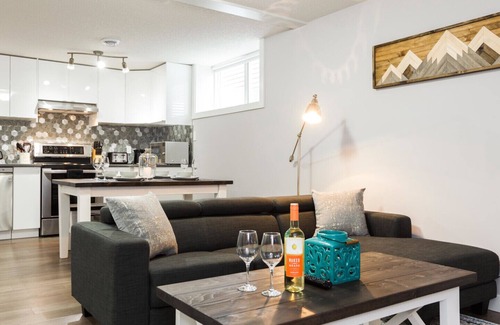 Southwest Edmonton House | ★Spacious Suite ★ Sanitized ★ WiFi ★ Netflix ✔Long Stays