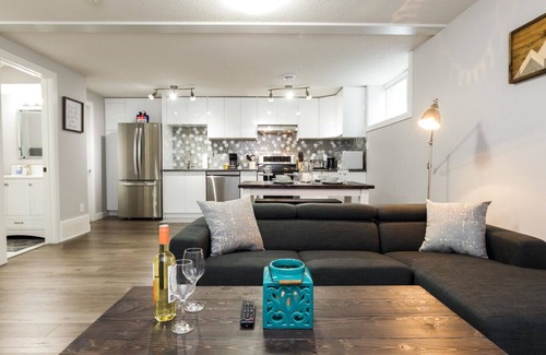 Southwest Edmonton House | ★Spacious Suite ★ Sanitized ★ WiFi ★ Netflix ✔Long Stays