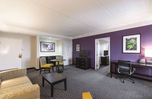 Arsenal Hotel | Spacious Suite w/Jetted Tub Ideal for Romantic Stay | Downtown Retreat