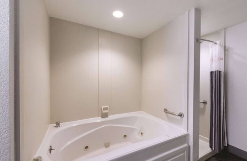Arsenal Hotel | Spacious Suite w/Jetted Tub Ideal for Romantic Stay | Downtown Retreat