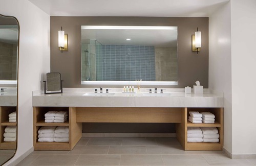 Nawiliwili Hotel | Spacious Suite w/Private Lanai | Beachfront Retreat w/Airport Shuttle