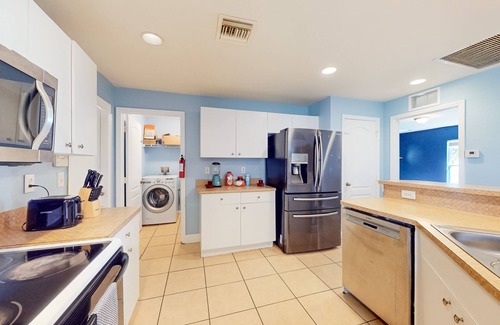 Lehigh Acres House | Spacious & sun-filled dog-friendly retreat with generous yard & W/D - near golf