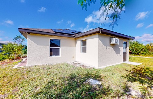 Lehigh Acres House | Spacious & sun-filled dog-friendly retreat with generous yard & W/D - near golf