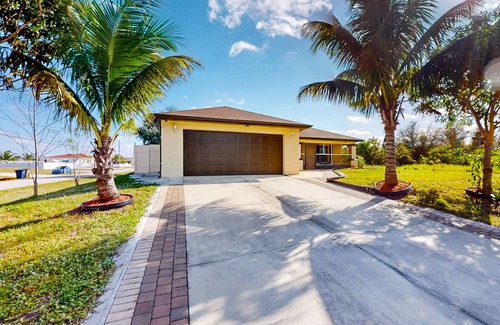 Lehigh Acres House | Spacious & sun-filled dog-friendly retreat with generous yard & W/D - near golf
