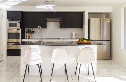 Prestons House | Spacious, Sunlit & Recently Renovated Family Home - 4BD & Hotel Quality Bedding