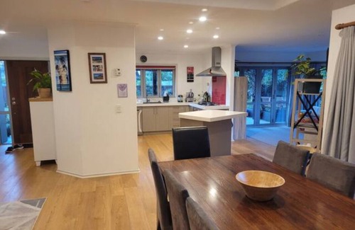 Arthur's Point House | Spacious Sunny 4 Bedroom Home located just 5 min drive from Queenstown's centre