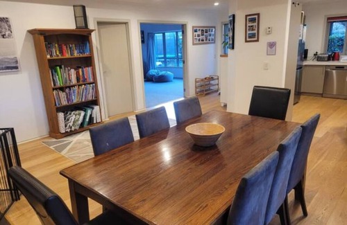 Arthur's Point House | Spacious Sunny 4 Bedroom Home located just 5 min drive from Queenstown's centre