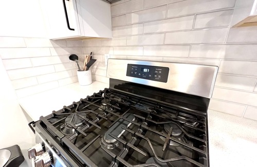 Laurel Heights Condo | Spacious & Sunny 6BR/3.5BA Home in Upscale Neighborhood