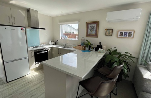 Burnside Cottage | Spacious sunny cottage (airport close, family, pet friendly, disability access)