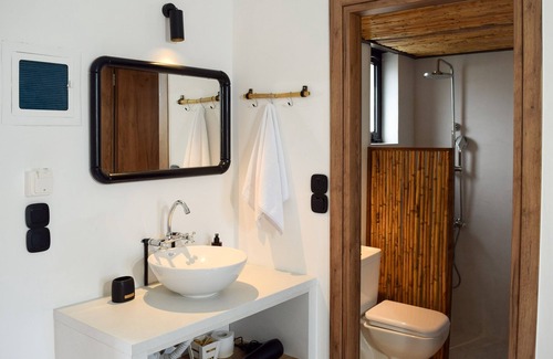 Galatas Hotel | Spacious superior sea view room
