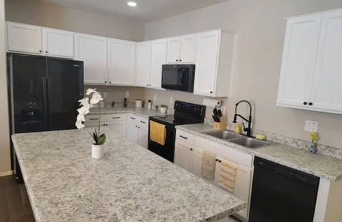 Surprise House | Spacious Surprise Home with office and gym. 30 mins from Lake Pleasant!
