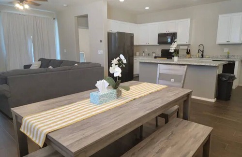Surprise House | Spacious Surprise Home with office and gym. 30 mins from Lake Pleasant!