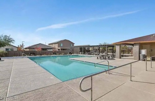 Surprise House | Spacious Surprise Home with office and gym. 30 mins from Lake Pleasant!