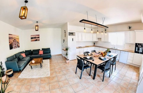 Bas-Vernet Apartment | Spacious T5, terrace, near center, private parking